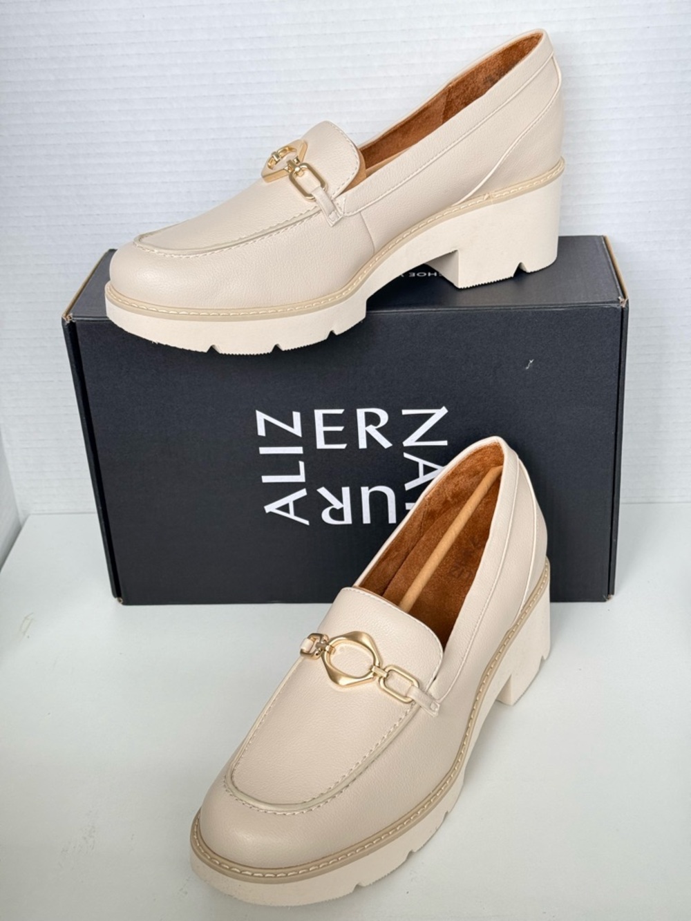 Naturalizer Cabaret-O Lug Sole Loafers Porcelain Chain Comfort Size 11